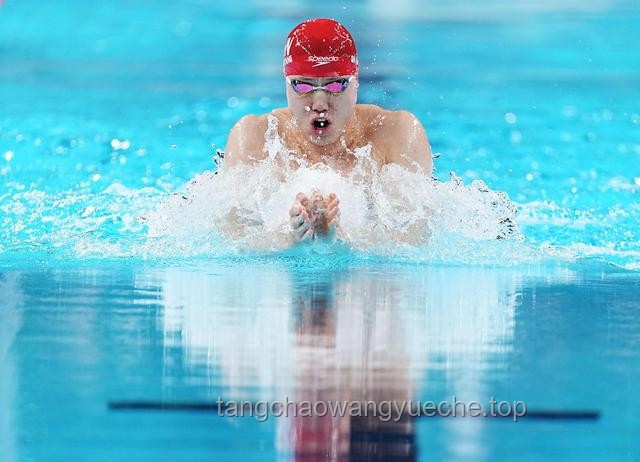 覃海洋闪耀泳池，勇夺男子100米蛙泳冠军